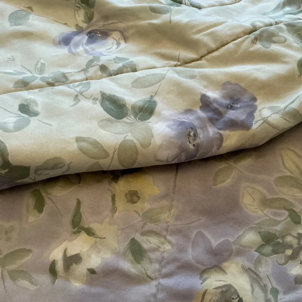 Queen Size Reversible Comforter Light Purple & Cream